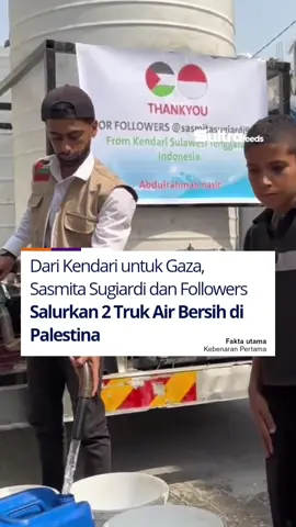 KENDARI – Air bersih yang langka bak emas di Gaza kini kembali mengalir untuk warga Palestina. Pengusaha sekaligus selebgram Kendari, Sasmita Sugiardi, bersama para pengikutnya di media sosial, menyalurkan dua truk tangki air bersih ke dua lokasi berbeda di wilayah konflik tersebut, Selasa (12/08/2025). Sasmita bercerita, awalnya ia berencana berdonasi secara pribadi. Namun setelah berkomunikasi dengan Abdul Rahmannasir, penduduk North Gaza, ia mengetahui kebutuhan mendesak di wilayah tersebut adalah air bersih. “Saya tanya butuh berapa kalau air bersih, katanya 650 dolar. Nominalnya lumayan, jadi saya inisiatif open donasi untuk dua truk tangki air bersih,” katanya, Rabu (13/08/2025). Donasi yang dibuka melalui akun Instagram pribadinya @sasmitasugiadi92 itu berhasil terkumpul hanya dalam waktu kurang dari 24 jam, berkat dukungan para followers sejak 9 Agustus 2025. Kemudian hasil donasi itu dikirim ke Abdul Rahmannasir. Tiga hari kemudian, bantuan tiba di Gaza, Selasa (12/08/2025) dan langsung disalurkan kepada warga yang membutuhkan. Dalam video yang diterima, warga tampak bahagia saat air bersih dari truk bertuliskan “Thank you, For Followers @sasmitasugiadi92 From Kendari Sulawesi Tenggara Indonesia” dibagikan. Anak-anak hingga orang dewasa berbondong-bondong membawa jeriken untuk mengisi air, sembari mengucapkan terima kasih. “Alhamdulillah Ya Allah, donasi kita sudah sampai untuk saudara-saudara kita di North Gaza. Terima kasih untuk semua followers yang selalu full support. Semoga Allah membalas kebaikan kalian berkali lipat dan melimpahkan rezeki yang berkah,” ungkapnya haru. Sasmita menyebut air bersih di Palestina ibarat emas yang sangat berharga. Ia berharap aksi ini bisa menjadi kegiatan rutin. 