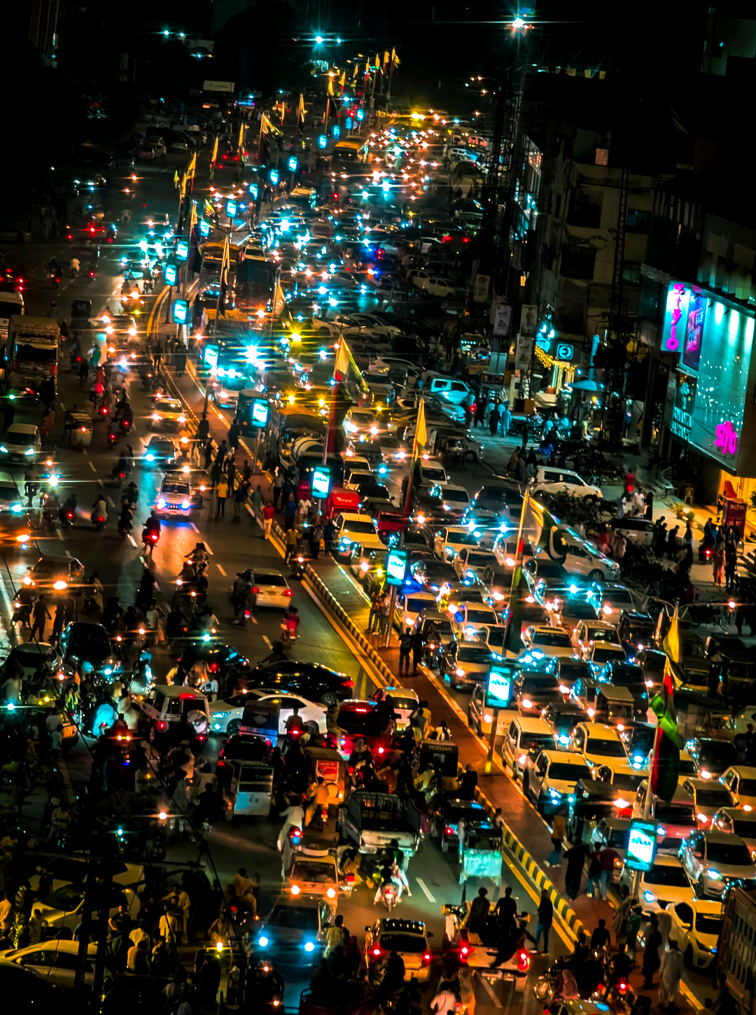 Huge Chaos at Autobahn road. Happy 78th Independence Day 🇵🇰 #independenceday #pakistan #hyderabad 