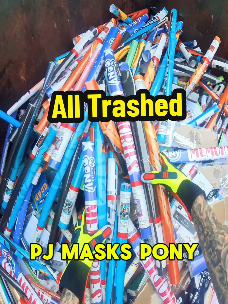 This store is disgusting!! Dumpster diving in USA 🇺🇸.  So sad! #dumpsterdiving #gaming #anime #sad #fyp 