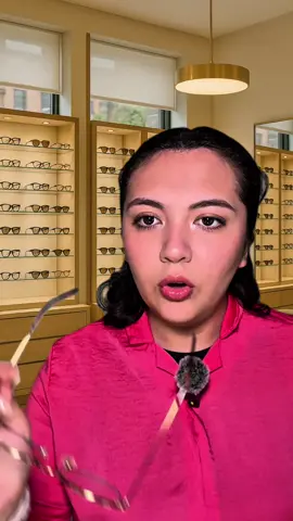 Lentes de marca como Ray-Ban pueden costar hasta 1000% más de lo que cuestan fabricarlos. Luxottica los produce barato y los venden carísimos. Aprende a no pagar solo por el logo. Inspírate en Cris y no dejes que te estafen con tu dinero. #lentes #dinero #ahorro #marca #estafa  