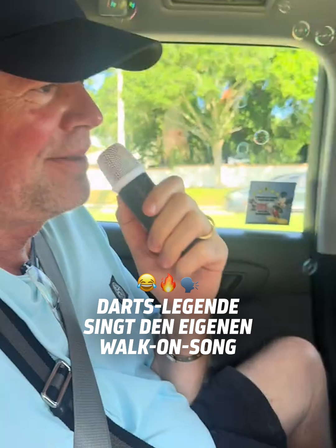 Egal ob er an der Dartscheibe steht oder beim Carpool Karaoke performt, Raymond van Barneveld sorgt einfach immer für beste Unterhaltung. 😅🔥 #sport1 #sport1darts #darts