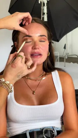 When a super glam client meets a super glam makeup artist 🤝 Magic was made with @kennedymosley  Skin prep: @First Aid Beauty & @Kiehl's Since 1851  Foundation: @YSL Beauty all hours  Concealer: @Too Faced born this way  Setting powder: @Huda Beauty  Lips: @makeupforever lip liner in endless cacao and wherever walnut and lip gloss is @Patrick Ta Beauty 