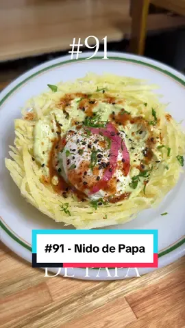 100 formas de hacer papas - #91 Nido de Papa Empezamos oficialmente la cuenta regresiva y hoy hacemos una especie de invento. Se me ocurrió hacer un “nido” de papa a partir de papa cortada en forma de papa pay (podría ser también con papa rallada) y la ayuda de unos coladores. Esto me sirvió de inspiración para hacer un brunch en donde el nido es la base y complemente la clásica palta y huevo poche, pero las combinaciones son infinitas! Le podés poner lo que quieras para rellenar, desde carne hasta un guiso.  Me gustó mucho la idea, porque el crocante de la papa en la base combina muy bien con la cremosidad del relleno y definitivamente fue un “invento” que salió muy bien PREPARACIÓN 1) Vamos a pelar y lavar unas papas. De ahí a cortarlas en rodajas y de esas rodajas hacer tiras finitas. Estas van a ser nuestras papas pay o papas paille. Las vamos a lavar en agua fría para sacarles bien el almidón y de ahí a secarlas. Yo le agregué, por las dudas, una cucharada de almidón de papa (puede ser de almidón de maiz) para asegurarme que mantengan la forma. 2) Con la ayuda de un colador o araña de cocina vamos a darle la forma de nido. La clave es dejarle la base bien finita para que se le haga la forma redonda al cocinarse, si queda una base muy gruesa le puede faltar profundidad al hueco. Con otro colador de tamaño parecido le vamos a aplicar presión por arriba para que no se escape y de ahí al aceite bien caliente. Una vez que toma forma, el colador de arriba se puede retirar. 3) Con cuidado, porque la papa se puede pegar a los coladores, una vez que toma color la separamos y la llevamos a escurrir con un poco de sal ni bien sale. De ahí, queda preparar los rellenos. Yo hice una crema de palta, limón y yogurt natural y un huevo poche cocinado 3 minutos en agua con vinagre, a punto de hervir, pero vos podés ponerte todo lo creativo que quieras! #100formasdehacerpapas #fyp #food #asmrfood 