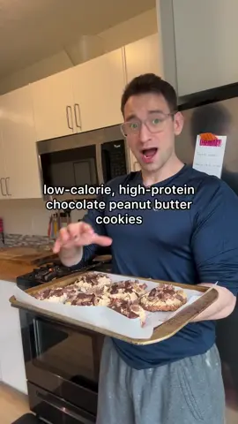 REESES RICE CAKE COOKIES 🍫🥜 (120 CALS | 10G PROTEIN) These don’t just hit — they slap. 🔥 6 chocolate rice cakes 🔥 ½ cup powdered peanut butter 🔥 1 tub reduced-fat Cool Whip 🔥 1 scoop chocolate protein powder 🔥 6 Reeses Thins (1 per cookie) 🔥 3 tbsp dark chocolate chips (melted) ➡️ Mix PB2, Cool Whip & protein powder into thick mousse ➡️ Spread on each rice cake ➡️ Top with crushed Reeses Thin ➡️ Melt dark chocolate & drizzle ½ tbsp on each cookie ➡️ Freeze till set 👌 Only 120 CALS | 10G PROTEIN EACH Cookbook 350 recipes 👇 how2livefit.gumroad.com/l/cvacmu 👇 DM FIT for 1-on-1 coaching that actually works #highproteindessert #fatlosssnack #macrofriendlyrecipes #coachalbe