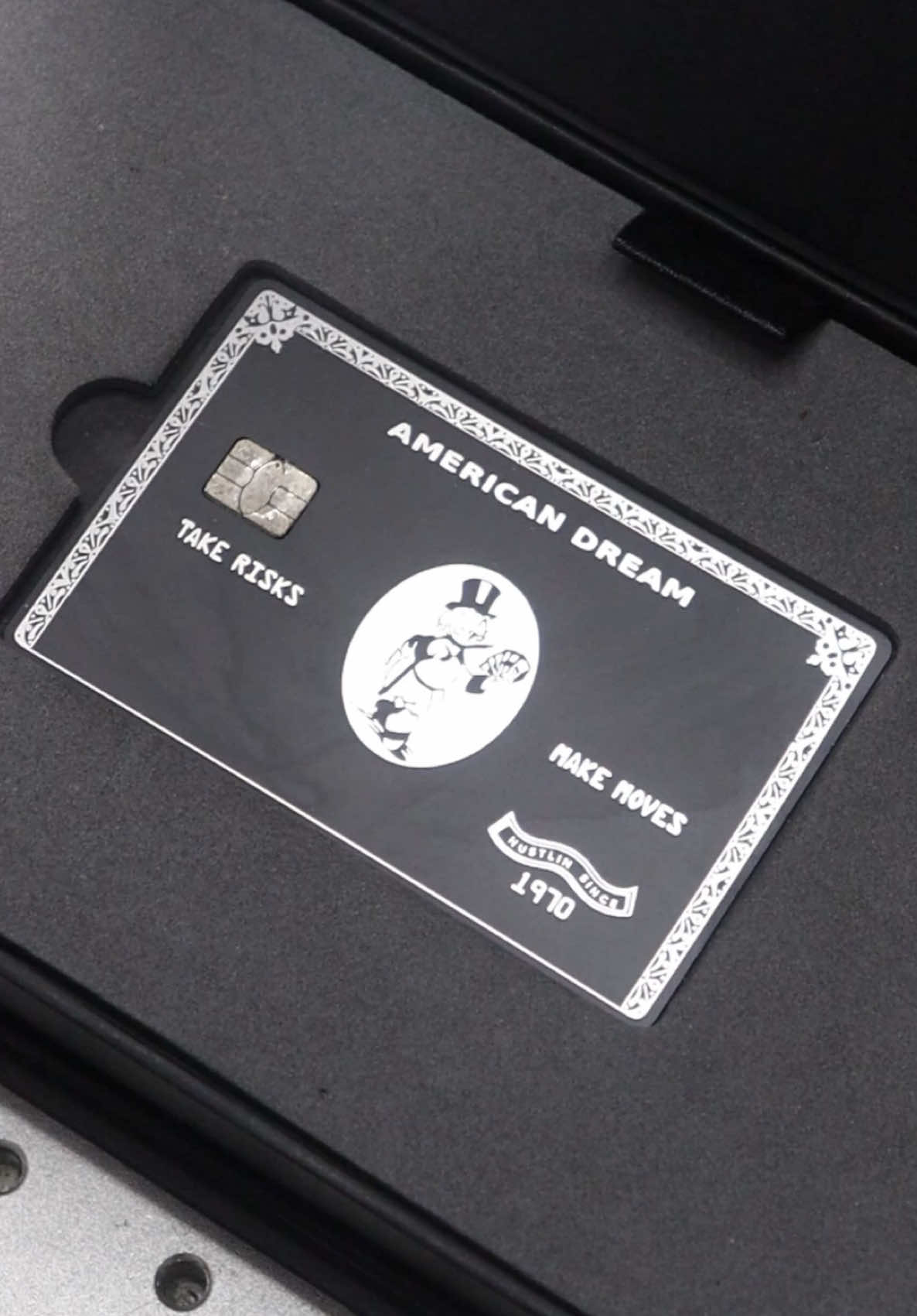 💳🇺🇸 O American Dream agora cabe na sua carteira! 🗽✨ Com design imponente e gravação a laser de alta precisão, esse cartão de metal é pura elegância e poder. 🔥 Transforme sua forma de pagar e leve um pedaço do sonho americano com você! Quer o seu? Acesse nosso site ou peça pelo WhatsApp! 📲 #CartãoDeMetal #AmericanDream #Luxo #Exclusivo #DiamondCartões