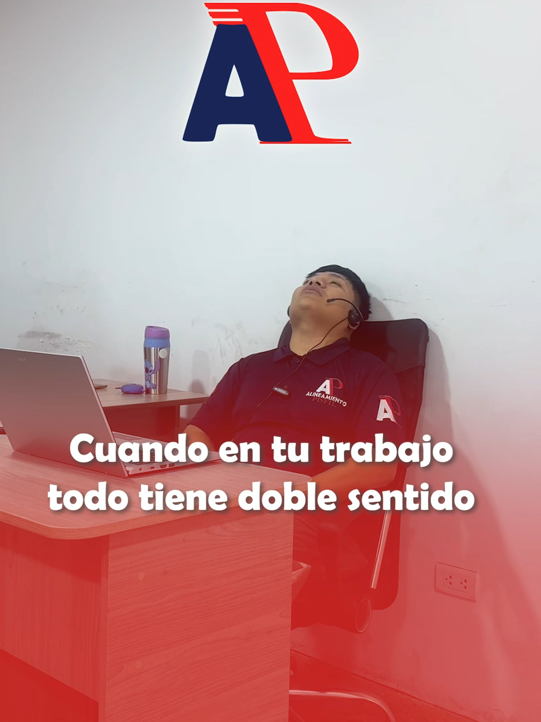 Cuando intentas vender con toda la seriedad del mundo, pero el ruido de atrás se roba el protagonismo.👨‍🔧🅰️🅿️ #comedia #humor #viraltiktok #tallerautomotriz #MecánicaAutomotriz #alineamientopisfil ##carros