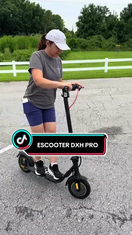 Garantía de un año , corre a 19 20 millas por hora, motor de 500W, soporta un peso de hasta 300 libras, frenos de disco Super oferta, hoy no te la pierdas 