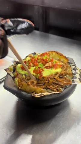 🔥 La papa que lo tiene TODO 🔥 Base de papa horneada, queso mozzarella derretido, birria jugosa, guacamole cremoso y pico de gallo fresco… una bomba de sabor en cada bocado 🤤 📍 Plaza Norte Campestre #PapaHouse #PlazaNorteCampestre #ComidaPastusa #FoodiePasto #PapasHorneadas 
