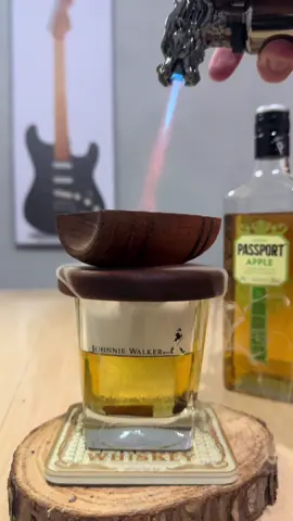 After a long day mood … 🥃🏴󠁧󠁢󠁳󠁣󠁴󠁿 #smokdrink #drinks #bebidas #bar #classicalmusic 
