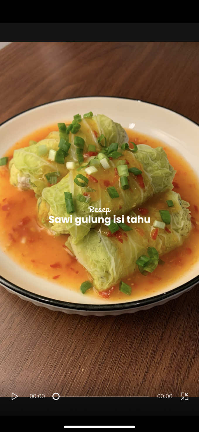 bahannya simpel, masaknya sat set  🥬 Sawi gulung isi tahu 🥬 Bahan: • 8 lembar sawi putih (kukus sebentar hingga layu) • 1 kotak tahu (-/+200 gr) • 1 sdm kecap asin • 1/4-1/2 sdt garam • 1 butir putih telur • Lada bubuk + penyedap secukupnya • wortel + daun bawang iris Bahan Saus Cocolan: • 1 siung bawang putih • 1 buah cabai keriting • 1 buah cabai rawit • Sedikit saus tiram • 1 sdt maizena  • Garam, gula, penyedap secukupnya Cara membuat  1. Haluskan tahu, campur dengan kecap asin, garam, lada, penyedap, wortel, daun bawang, dan putih telur. Aduk rata. 2. Ambil selembar sawi putih, beri isian adonan tahu, lalu gulung rapat. Ulangi hingga semua habis. Kukus gulungan sawi 10 menit hingga matang. 3. Untuk saus: rebus dan haluskan bawang putih + cabai, tambahkan garam, gula, penyedap, saus tiram, dan sedikit air, lalu kasih larutan maizena. Masak hingga mendidih - selesaii.. . . #resepsimple #fyp 