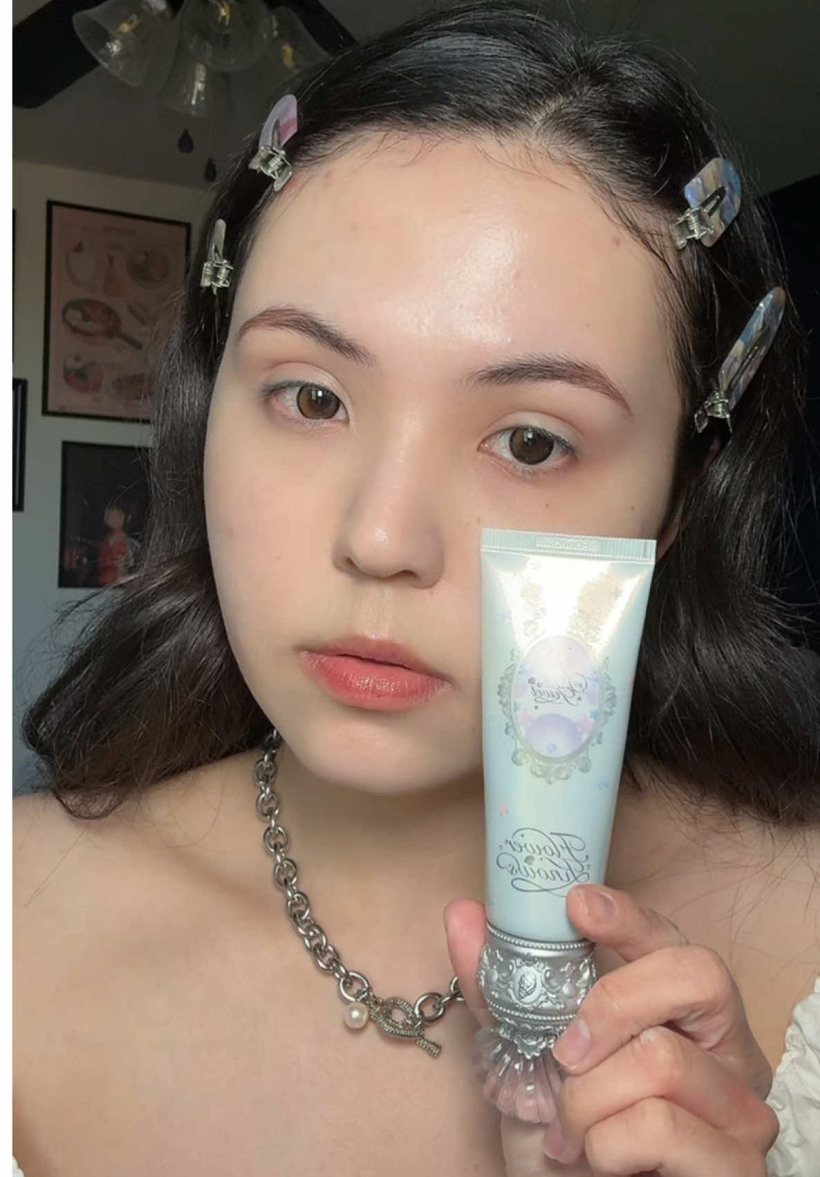 how to cancel out redness using color corrector! Please note I have dry and sensitive skin, this may work differently on different skin types. Thank you flower knows for sending me this mint color corrector in pr #flowerknowsprimer #flowerknowsreview #flowerknowsmakeup #flowerknowsgirl #flowerknowsshellsjewel 