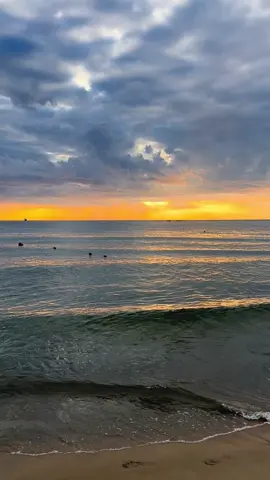“Vào một ngày, mình cảm thấy bản thân vô cùng đơn độc trên con đường đầy gian nan của tuổi trẻ. Nhưng cũng vào một ngày, mình nghĩ là thôi chỉ cần mình còn sống thì không có chuyện gì làm khó mình được…” #Danang  #binhminhbien🌊 