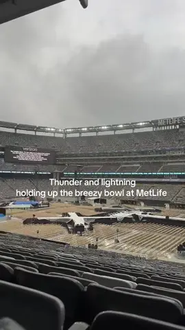 Come in Mother Nature ! @chrisbrownofficial @MetLife Stadium #breezybowl #chrisbrown #concert 