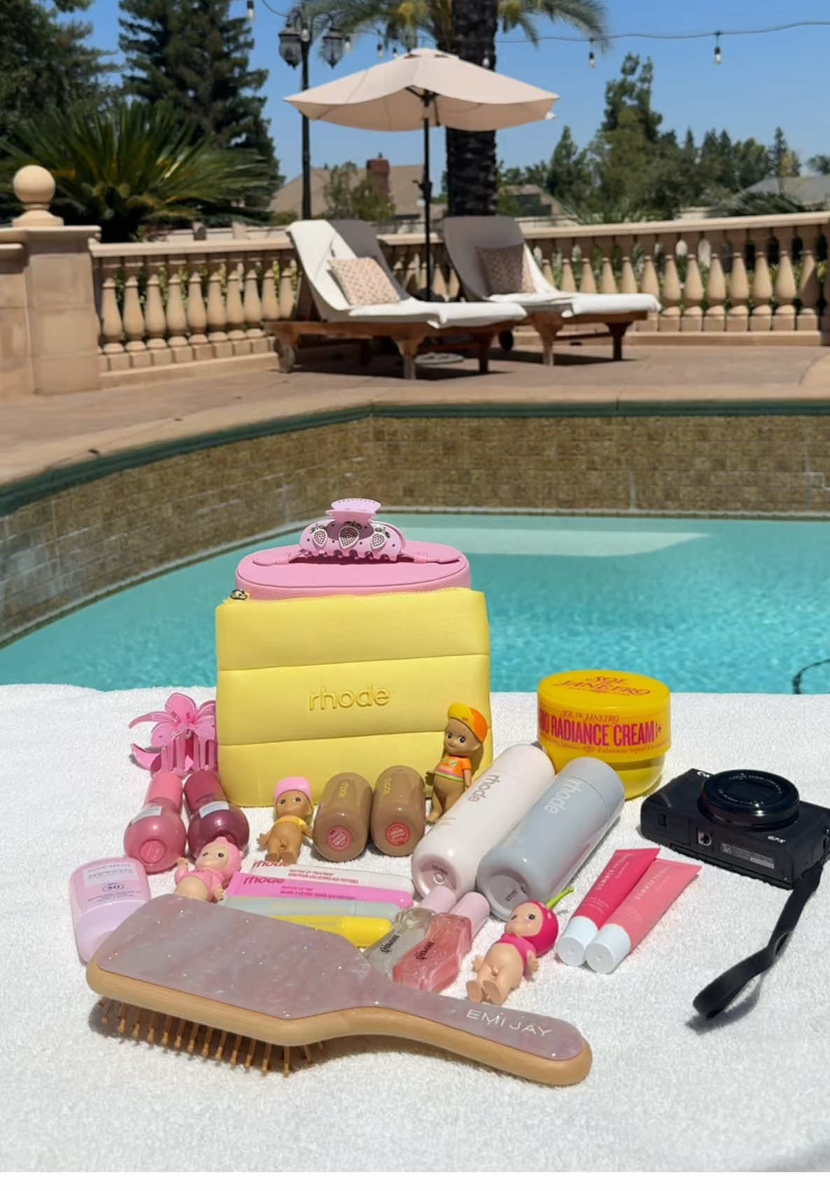 what’s in my vanity case poolside edition 🐚🍋🎀 @rhode skin @Glow Recipe @Saie @Sol de Janeiro Inc @Gisou @Emi Jay 