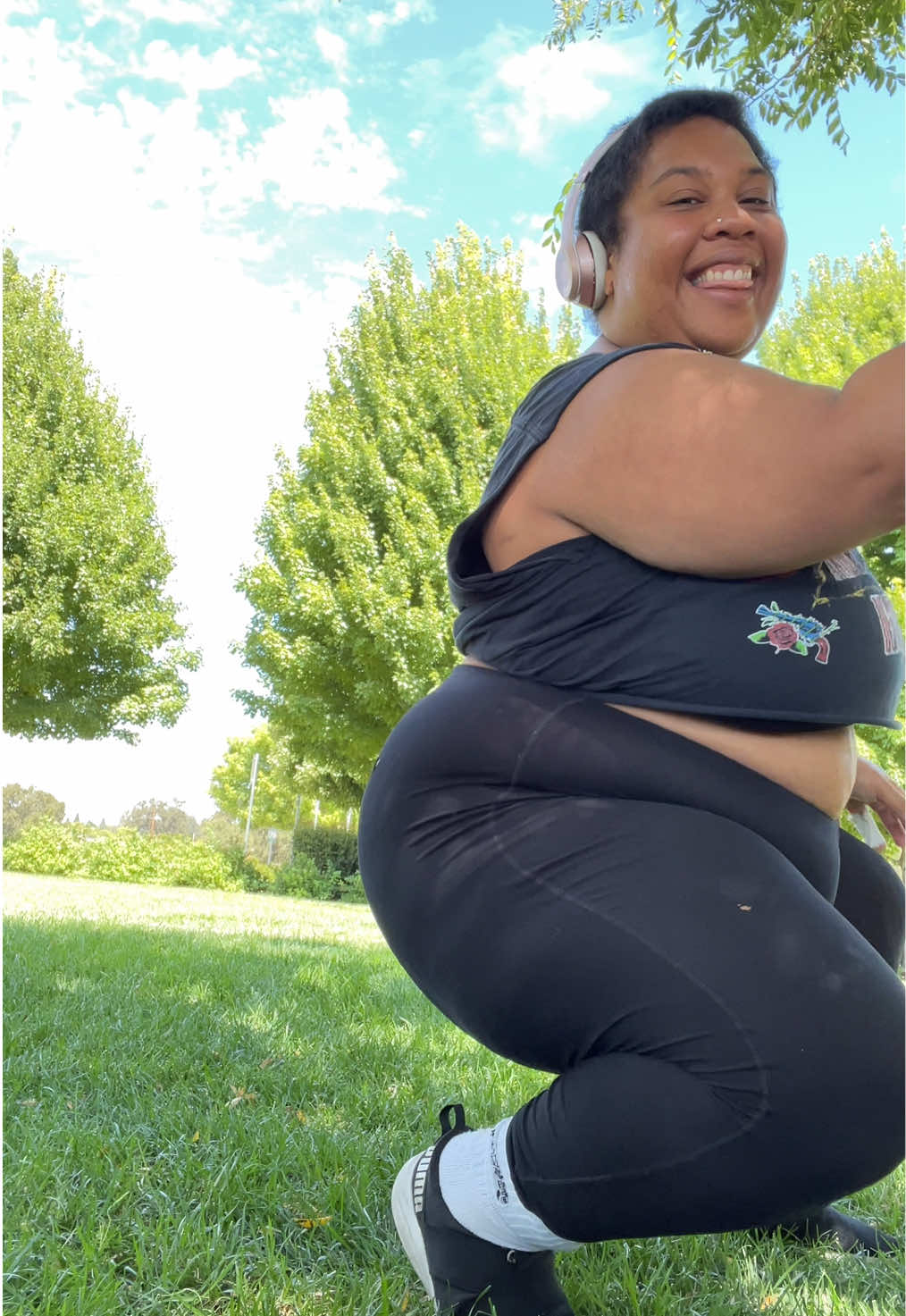 Just vibing before our last workout 😂 listen… I never was able to do the Megan Stallion twerk and now I can 😂 I’m telling ya… do your stretches and leg day!! lol #meganknees #squats #lungesworkout #thunderthighs #plussize 