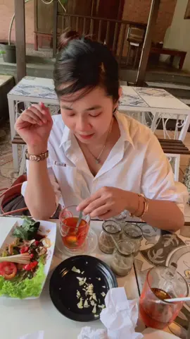 apa yg ku makan yg jelas mereka yg di sekeliling depan mata makan bareng2..🫂🤍