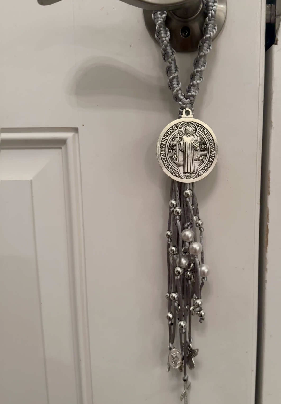 Bendición para tu hogar ✨🏠 La Medalla de San Benito es un poderoso sacramental que nos recuerda la protección de Dios y la victoria de Cristo sobre el mal. Colocada en la entrada de tu hogar, es un signo visible de fe, oración y bendición para tu familia. 🕊️ “Que la paz de Cristo reine en esta casa y que toda obra del enemigo huya de aquí” 🙏 San Benito, ruega por nosotros #CorIesu #SanBenito #SaintBenedict #BendiciónParaElHogar #HomeBlessing #ProtecciónDivina #DivineProtection #FeCatólica #CatholicFaith #HogarBendecido #BlessedHome #Oración #PrayerLife #VidaDeFe #CatholicLife #Sacramentales #Sacramentals #CristoVence #ChristConquers #HogarCristiano #ChristianHome #CatólicosDelMundo #CatholicFamily #PazEnElHogar #PeaceAtHome #FeyDevoción #FaithAndDevotion #MedallaDeSanBenito #SaintBenedictMedal #LuzDeCristo