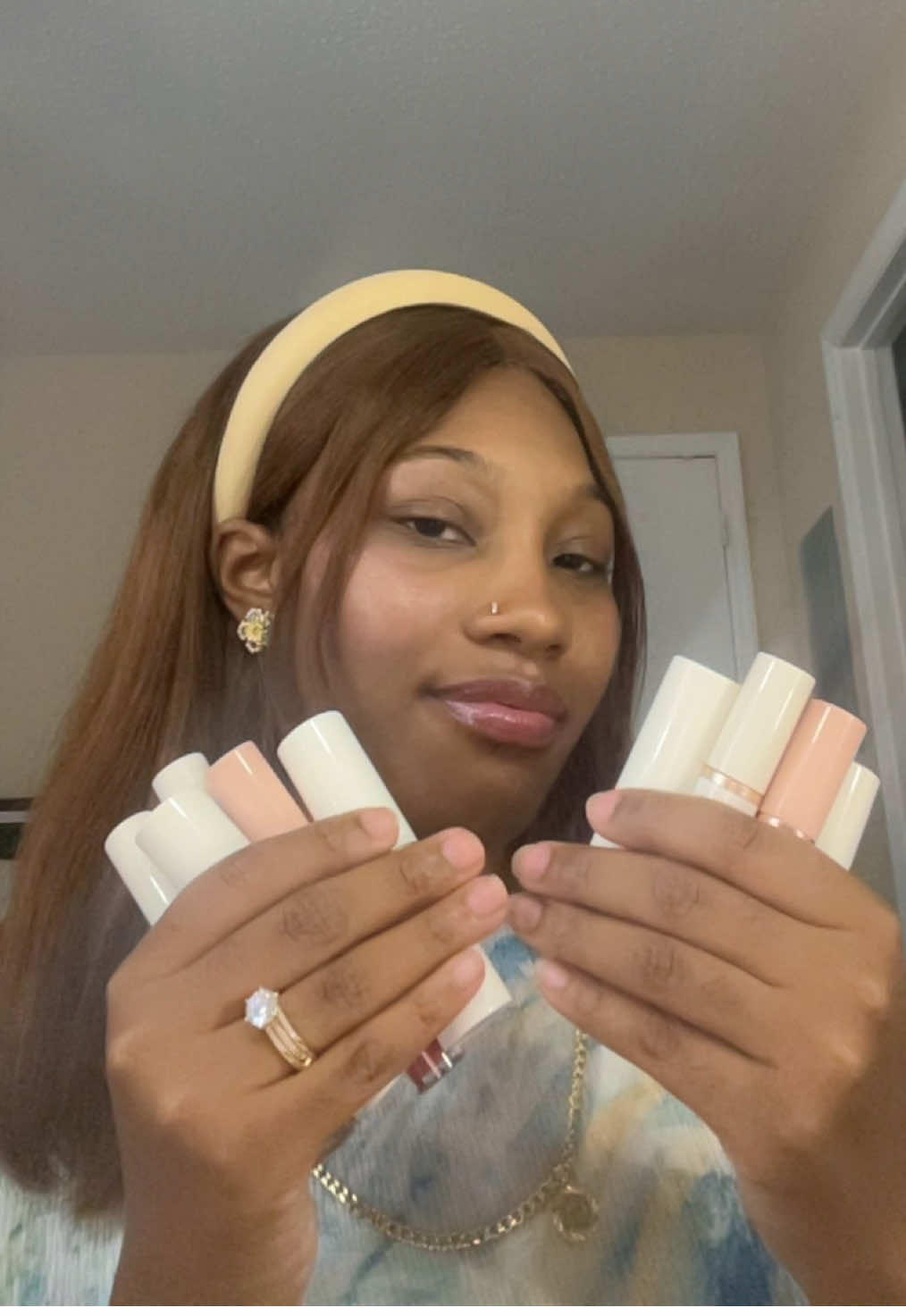 I’ve been loving a soft monochromatic makeup look lately. Something about glowy skin with minimal effort just feels amazing!!! I used the Radiance Balm and Water Liquid Glow Tint from @힌스 hince_official ⵌ #hince #radiancebalm #glassskin #summermakeup #waterglowtint    