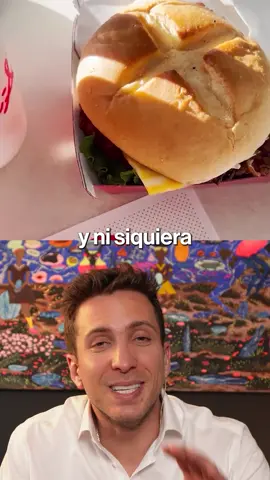 Menos es más (y más rentable). Chick-fil-A gana más de $9M por local, supera a McDonald’s y KFC… y ni siquiera abre los domingos.  Su fórmula: menú reducido, servicio entrenado por The Ritz-Carlton y un drive-thru  optimizado.  Pocas cosas, pero ejecutadas a la perfección.