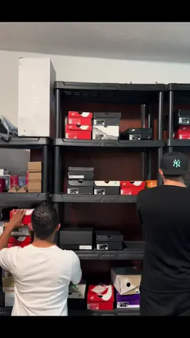 Un día normal en Sneakers Cortes… #sneakerscortes #humor #sneaker #broma #dianormal 