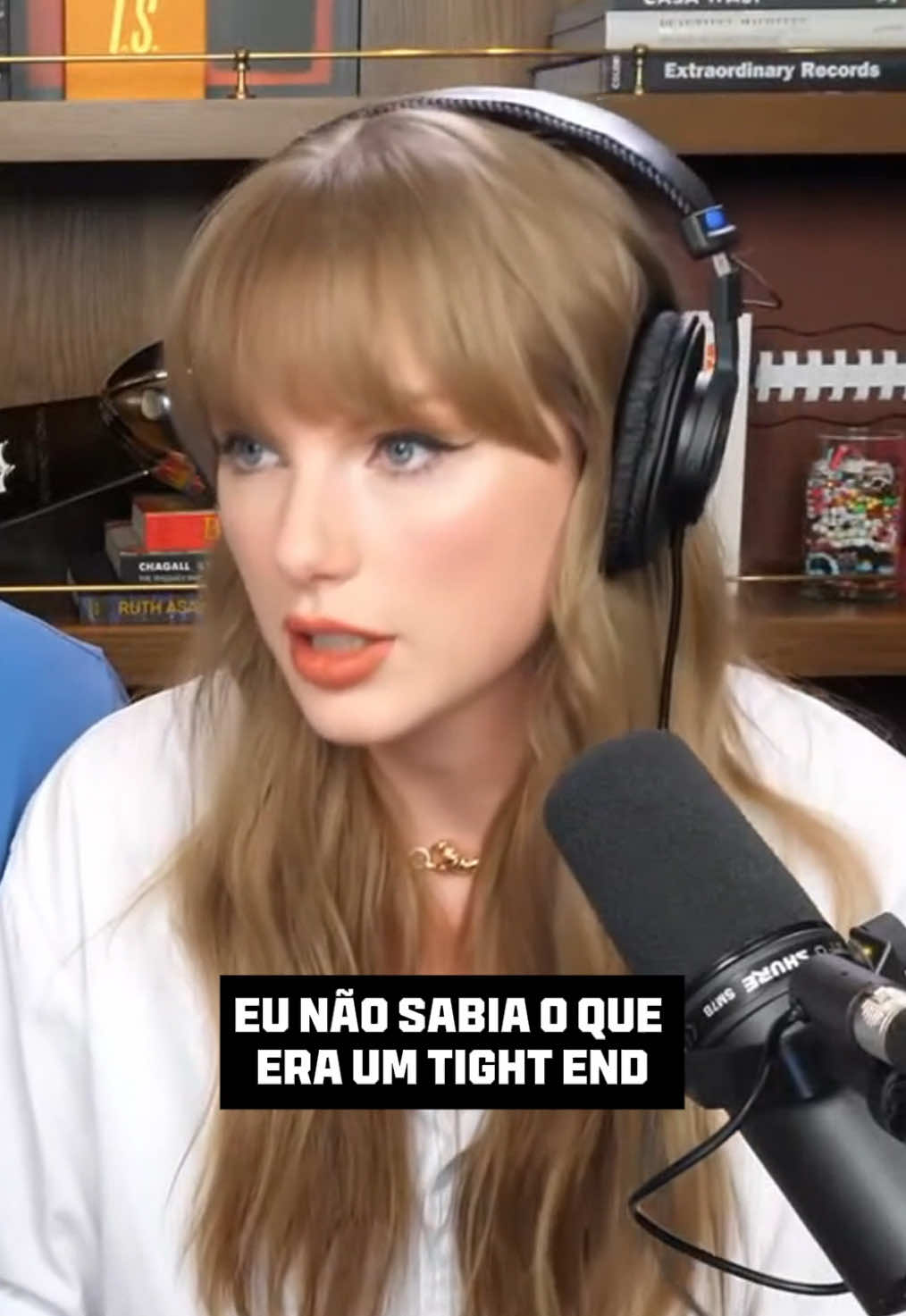 Taylor Swift revelou que não sabia nada de futebol americano quando conheceu o Travis Kelce. Agora, ela tá quase virando analista de NFL 😅🏈 (via @New Heights) 
