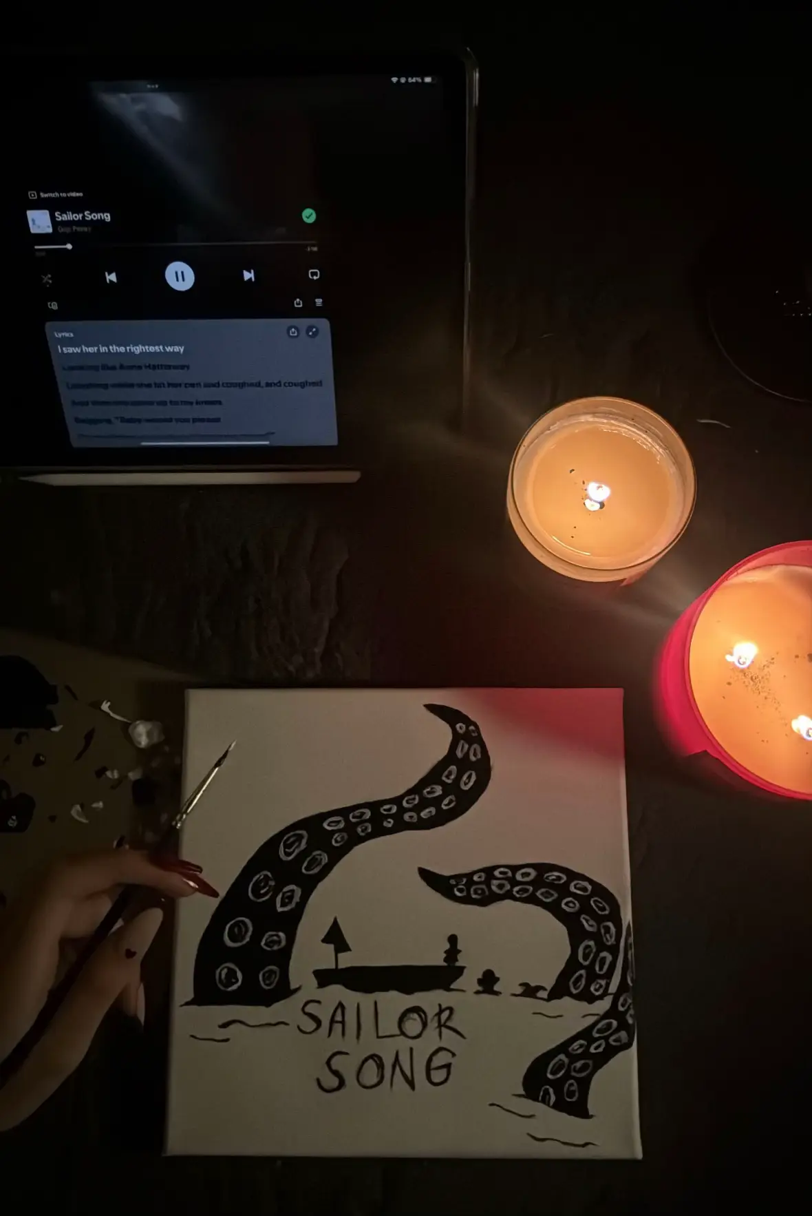 أغنية مب مجرد لحن وكلمات، هي إحساس كامل. تبدأ بهدوء وصوت كأنه جاي من بعيد، يعطيك جو بحر ونسيم، بس وراه مشاعر عميقة  الكلمات تحكي عن شعور التعلق بشي أو شخص بعيد، وعن البحث عن راحة وأمان وسط زحمة الحياة. هي مو بس تسمعها وتنسى، تحسها كأنها رسالة جتك مع موج البحر، توصل إحساسك قبل ما توصل لأذنك @Gigi Perez 