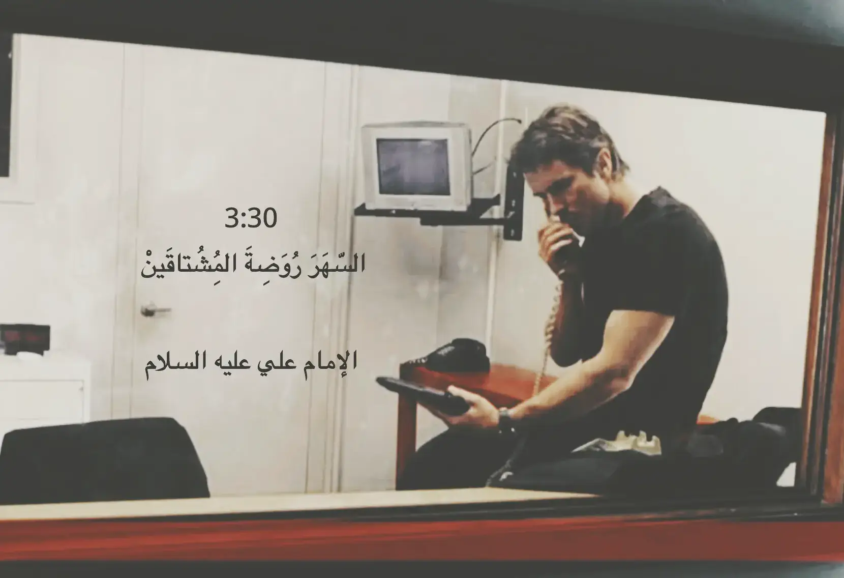 وَهٰذَا اللَّيْلُ أَوْسَعَنِي فَمَزَّقَ ثِيَابِي، وَنَثَرَ فِي صَدْرِي رِيَاحَ الْوَحْشَةِ، وَسَكَبَ فِي عُرُوقِي مَاءَ الْغُرْبَةِ، وَأَطْفَأَ فِي جَفْنِي قَنَادِيلَ النَّوْمِ، وَجَرَّدَنِي مِنْ أَمَانِيَّ كَمَا تُجَرِّدُ الشَّجَرَةُ أَوْرَاقَهَا فِي خَرِيفٍ لَا يَنْتَهِي، وَأَسْكَنَ فِي قَلْبِي ذِئَابَ الصَّمْتِ، فَأَخَذَتْ تَعْوِي فِي أَعْمَاقِي، وَتَنْهَشُ مَا تَبَقَّى مِنْ دِفْءِ أَيَّامِي، وَتَرُدُّ صَدَى أَنْفَاسِي إِلَيَّ كَأَنَّهَا حِدَادٌ عَلَى نَفْسِي. وَرَأَيْتُ الظِّلَالَ تَتَسَلَّلُ مِنْ جُدْرَانِ ذَاكِرَتِي، تَمُدُّ أَصَابِعَهَا السَّوْدَاءَ لِتَلْمِسَ مَاضِيَ الَّذِي هَرَبَ، وَكُلَّمَا حَاوَلْتُ أَنْ أَدْفَعَهَا، عَادَتْ بِأَشْكَالٍ أُخْرَى، وَوُجُوهٍ أَعْرِفُهَا وَلَا أَجِدُهَا، وَصَوْتِ أُمِّي يُنَادِينِي مِنْ بَعِيدٍ، يَنْقَطِعُ فِي أَضْلَاعِ الرِّيحِ، وَأَصْدِقَائِي الَّذِينَ غَابُوا كَأَنَّهُمْ لَمْ يَكُونُوا. وَأَسِيرُ فِي مَمَرَّاتِ اللَّيْلِ وَحِيدًا، أَعُدُّ خُطَايَ كَمَنْ يَعُدُّ أَيَّامَهُ الْأَخِيرَةَ، وَأَتَذَكَّرُ وُجُوهًا بَسَمَتْ لِي يَوْمًا، وَصَارَتِ الْآنَ صُوَرًا بَاهِتَةً عَلَى جُدْرَانِ الْعُمْرِ، أَلْمَسُهَا فَتَتَحَطَّمُ بَيْنَ أَصَابِعِي كَزُجَاجٍ بَارِدٍ، وَأَسْمَعُ أَصْوَاتًا كَانَتْ تَشْتَعِلُ فِي حَنَاجِرِهِمْ، فَأَصْبَحَتْ هَمْسًا يُقَطِّعُهُ النَّسِيمُ. وَيَجْلِسُ اللَّيْلُ عَلَى كَتِفِي، ثَقِيلًا كَجَبَلٍ مِنْ أَحْزَانٍ، يَهْمِسُ فِي أُذُنِي بِحِكَايَاتٍ قَدِيمَةٍ، كَانَتْ تَنْسَابُ فِي زَمَنٍ لَمْ يَعُدْ، وَيُذَكِّرُنِي بِأَنَّ مَا أَفْقَدْتُنِيهِ الْأَيَّامُ لَا يَعُودُ، وَأَنَّ مَا سَرَقَهُ الزَّمَنُ لَا يَسْتَطِيعُ أَحَدٌ أَنْ يَرُدَّهُ. فَأَبْكِي دُونَ دُمُوعٍ، وَأَصْرُخُ دُونَ صَوْتٍ، وَأَمُدُّ يَدِي نَحْوَ فَجْرٍ لَا يَأْتِي، وَأَعُودُ لِأَجْلِسَ مَعَ اللَّيْلِ مُرَّةً أُخْرَى، كَأَنَّنَا صَدِيقَانِ قَدِيمَانِ يَتَشَارَكَانِ صَمْتًا ثَقِيلًا، وَأَنْتَظِرُ مِنْهُ أَنْ يَرْحَلَ، وَهُوَ يَنْتَظِرُ مِنِّي أَنْ أَسْقُطَ فِي حُضْنِهِ إِلَى الْأَبَدِ. - - - #fyp ##foryou #viral #real #explore 