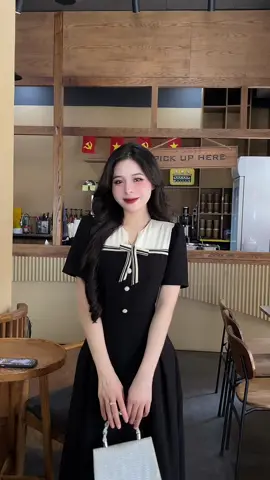 Váy thiết kế cổ V phối viền, dáng A xoè dài. Tặng kèm tag cài #vaythietke #vaythietkecaocap #Evii #OOTD 