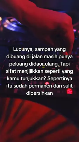 Lucunya, sampah yang dibuang di jalan masih punya peluang didaur ulang. Tapi sifat menjijikkan seperti yang kamu tunjukkan? Sepertinya itu sudah permanen dan sulit dibersihkan #abcxyz #katakata #quotes #sindirankeras #sindiranhalus 