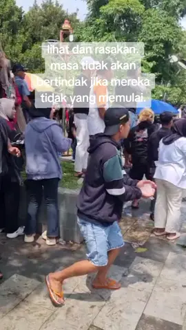 masa lempar Air kemasan gelas , aparat balas dengan Water Cannon+Gas air mata #demopati #patibumiminatani #patijateng 