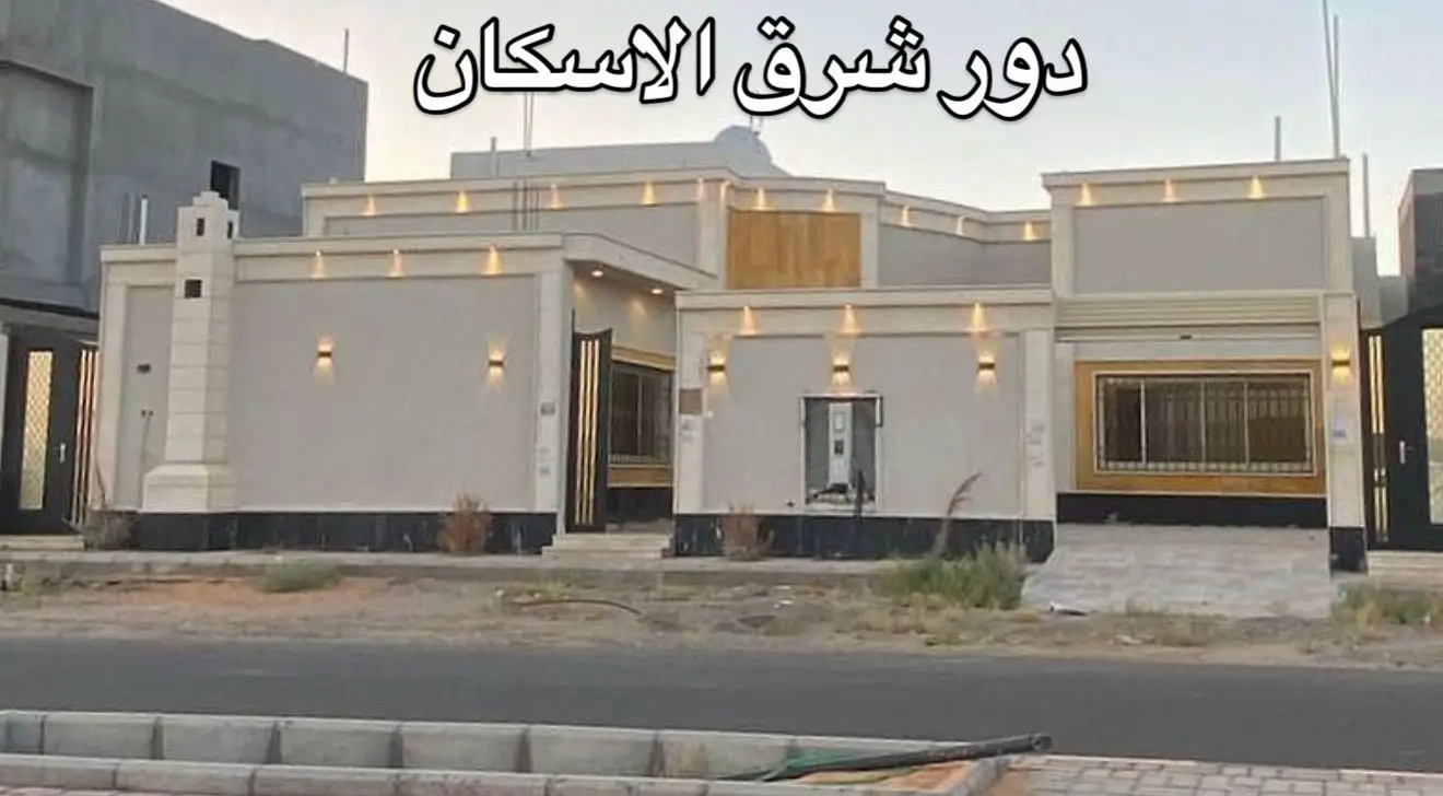 N344 *للبيع دور في حي شرق الإسكان في مدينة حائل.* المساحة 500 م²  مسطح البناء 325 م² شارع 30 م جنوبي *التفاصيل:* - تأسيس شقتين مع مدخل خاص لكل شقة - مشب خارجي 4×6 - حوش - مجلس داخلي مطل على الحوش 4×6 - دورة مياه و3 مغاسل - مدخل يطلع للشقق يمكن إغلاقه - صالة 4×6 - مجلس نساء 4×6 مع شباك كبير مطل على الحوش - غرفة نوم ماستر بدورة مياه - غرفتان نوم بدورة مياه مشتركة - مطبخ 4×6 - مكان للغسيل ومكان لنشر الملابس *المميزات:* - بناء شخصي - واجهة جزء حجر سوري مع بروفايل - كل مجلس مساحته 4×6 - مغاسل رخام - جميع مواد البناء أصلية - تنسيق راقٍ - أمام العقار مرافق تشمل مسجد، ومدرسة بنات وبنين، وحديقة، ومجمع تجاري *البيع 730,000 ريال قابل للتفاوض* مباشـــــــر مكتب رمز الوادي للعقار 1200029839 / رخصة فال نستقبل عروضكم وطلباتكم العقاريه