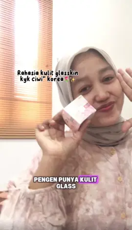 Mimpi punya kulit glass skin ala eonnie Korea tapi maunya yang praktis? Boleh banget! ✨ Aku ada rekomendasi moisturizer andalan dari Glow & Lovely yang legend banget. Dijamin bikin kulit cerah glowing, gak kusam, dan gampang banget dibaurin. Formulanya juga juara lho! Ada Niacinamide, Hyaluronic Acid, dan Gluta-Bright Tech yang siap bikin kulitmu auto glowing ala Korea. Penasaran? Yuk buruan cobain, langsung gas checkout di toko oren! 🔥 @glowandlovely  #koreanglassskin #glassbright #skincare