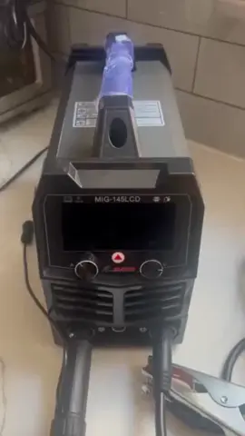 Hai Gaes yang suka produktivitas dan kepraktisan! Capek sama mesin las yang butuh gas, berat, dan bikin ribet? Udah gak zamannya lagi! Kenalin nih, Mesin Las Tanpa Gas Inverter yang bakal jadi game changer buat semua proyek kreatif dan reparasi kamu! Dengan teknologi inverter terbaru, nge-las jadi super praktis, ringan, dan pastinya gak pake ribet urusan gas. Kenapa kamu WAJIB punya ini?  * Tanpa Gas, Lebih Hemat! Bye-bye biaya isi ulang gas. Kantong aman, kerjaan jalan terus!  * Teknologi Inverter, Hasil Maksimal! Pengelasan lebih stabil, rapi, dan kuat. Cocok banget buat kamu yang pengen hasil berkualitas tinggi, bahkan buat pemula sekalipun.  * Desain Kompak & Ringan! Gampang dibawa ke mana aja. Dari workshop, proyek di luar, sampai sekadar benerin pagar di rumah, semua jadi mudah.  * Anti Ribet, Langsung Gas! Tinggal colok, siap pakai. Gak perlu settingan yang njelimet. Yuk, upgrade skill dan peralatan kamu sekarang! Jangan sampai ketinggalan tren pengelasan modern ini. 