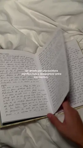 amo escribir y amo poder plasmar mi amor y mis pensamientos en palabras que me tranquilizan el alma🦢 #journaling #escribir #escritos #escritora #journalingcommunity 