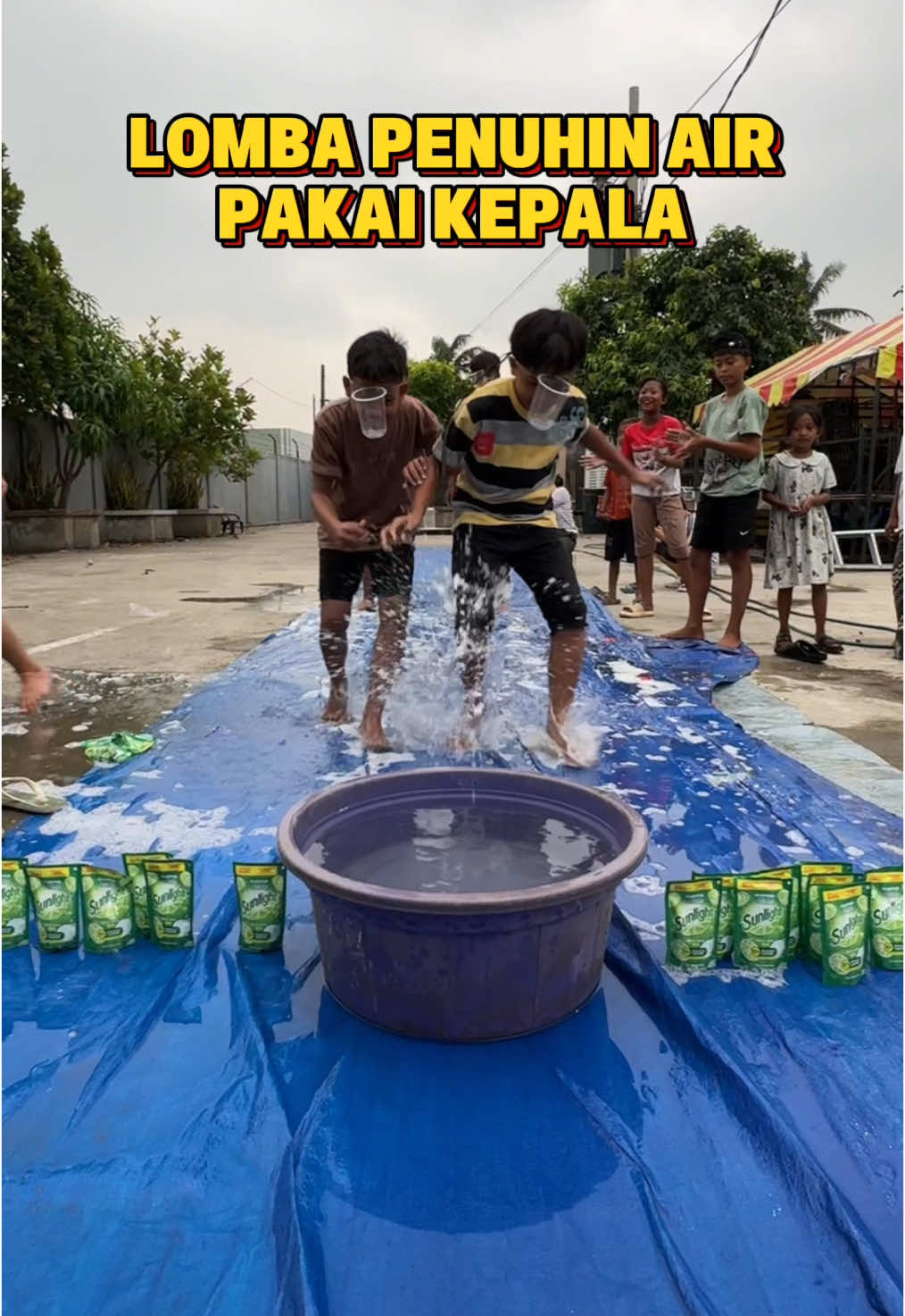LOMBA PENUHIN AIR DI KEPALA Ini ngakakk banget sih pada kepeleset, cocok buat lomba Agustusan di tempat kaliann. Next kita coba apalagi yaa dengan alas yang licin ini? 🤔 #lombaagustusan #agustusan2025 #lombaagustus #agustusan 