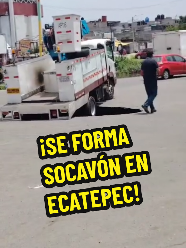 ¡Uno más!⚠️Socavón se forma en Ecatepec, Edomex Este miércoles se formó un gran socavón en la avenida R1 y la avenida Gobernador Gustavo Baz en el municipio de Ecatepec, Estado de México. Una unidad cayó en el hoyo al medio días; por el momento la zona se mantiene acordonada. 📹: TV Noticias 24/7  #news #noticias #ecatepec #socavón #políticomx #fyp  #foryoupage #video #viral #paratii 