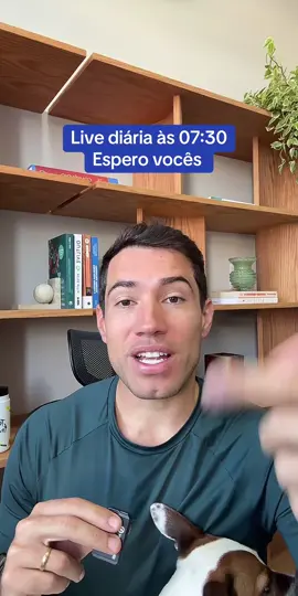 A esteatose hepática, ou “gordura no fígado”, está intimamente ligada à resistência à insulina. Quando o fígado acumula gordura, ele perde parte da sensibilidade à insulina e passa a produzir mais glicose de forma desnecessária, mesmo quando já há glicose suficiente no sangue. No diabetes tipo 2, essa resistência hepática contribui para a glicemia elevada, especialmente em jejum. Estudos mostram que reduzir a gordura no fígado — por meio de emagrecimento de 5 a 10% do peso corporal, ajuste alimentar e atividade física — melhora significativamente a resposta à insulina e o controle glicêmico. Cuidar da esteatose não é só proteger o fígado: é também um passo essencial para quebrar o ciclo da resistência à insulina e melhorar o controle do diabetes.  #livehighlights #tiktoklive #DiabetesTipo2 #diabetes #esteatosehepatica 