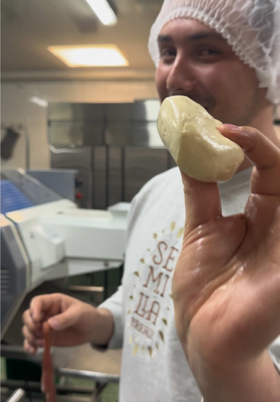 Roscones listos en 10 segundos😎 Ayer recibimos a la nueva integrante de nuestra familia panadera: una cortadora hidráulica que también funciona como prensa. 💪🍞 Aunque no fue una inversión pequeña, nos ayudará a optimizar tiempos, estandarizar procesos y llevar la calidad de nuestros panes a otro nivel. Ahora te pregunto: 📍 ¿Crees que el uso de máquinas le quita lo “artesanal” al pan? 📍 ¿Cuáles crees que son las ventajas y desventajas de tecnificar una panadería? Te leo en los comentarios 👇 #Panadería #PanArtesanal #HorneandoConAmor #PanColombiano #AmasarEsAmar      