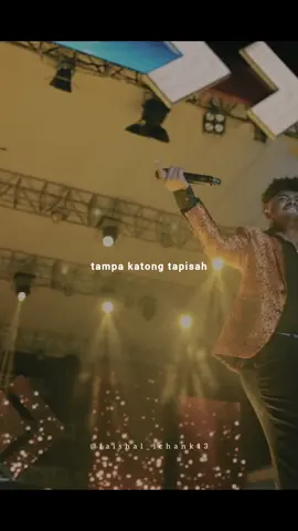 Angin...Datang kasih kabar... Dia bilang kau sudah senang dengan dia disana... Malam... Datang tidak bawa bintang... Tanda hujan turun tidak bersuara... Dengan berat hati saya berjalan... Mereka cerita kau sudah bertunangan... Air mata jatuh di dermaga, tempat kita berpisah... 🥺