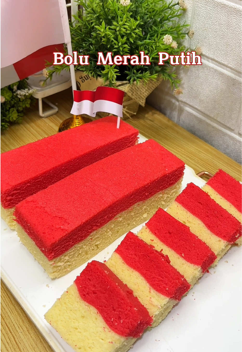 Bolu merah putih Bahan  4 telur 160 gr gula pasir 1 sdt sp 200 gr tepung terigu 1 sdt baking powder 1/4 sdt garam 1/2 sdt vanilla 80 ml santan 100 ml minyak goreng Pewarna merah secukupnya #resepsimple #bolumerahputih #bolukukus #resepkue #resepmudah 