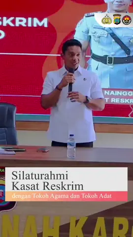 Kasat Reskrim Polres Tanah Karo Jalin Silaturahmi dengan Tokoh Agama, Ajak Jadi Mitra Kamtibmas Kabanjahe, Karo - Dalam rangka membangun sinergi dan kemitraan dengan para tokoh agama, Kasat Reskrim Polres Tanah Karo AKP Eriks Raydikson, S.T., menggelar silaturahmi bersama para pemuka agama se-Kabupaten Karo pada Rabu(13/8) pukul 10.30 WIB di Aula Pur Pur Sage Tantya Sudhirajati Polres Tanah Karo. Dalam kesempatan tersebut, AKP Eriks mengajak para tokoh agama untuk menjadi mitra strategis dalam mewujudkan keamanan dan ketertiban masyarakat (kamtibmas). Ia menekankan bahwa peran agama dan adat merupakan pilar penting bagi terciptanya situasi kamtibmas yang kondusif. “Saya kagum dengan budaya Karo yang begitu kental, dimana suku Karo selalu mengedepankan adat dalam menyelesaikan permasalahan. Ini adalah bukti nyata persatuan dan kebhinekaan yang terlihat di kabupaten ini, dan harus kita jaga bersama,” ujar AKP Eriks. Kasat Reskrim juga mengajak seluruh elemen masyarakat, khususnya tokoh agama, untuk bersama sama menjaga dan memelihara harkamtibmas di Tanah Karo. Dalam dialog tersebut, para tokoh agama menyampaikan berbagai masukan terkait penanganan penyakit masyarakat. Ketua MUI Karo, H. Samadin Tarigan, misalnya, menyoroti permasalahan seperti perjudian dan narkoba. Menanggapi hal tersebut, AKP Eriks menegaskan komitmennya untuk menindak tegas praktik praktik yang meresahkan masyarakat. “Kami akan maksimal dalam penanganan masalah ini, dan kami berharap dukungan penuh dari para tokoh agama sebagai mitra kamtibmas,” tegasnya. Turut hadir dalam kegiatan ini Pemuka Agama Sadaukur Kemit, Pengurus Muhammadiyah Ahmad Jhon Sikumbang, Pengurus NU Ramuda Situmorang, Pengurus Daerah Al Washliah Apen Pinem, Moderamen GBKP Pdt. Masada Sinukaban, Ketua BKAG Karo Pdt. Andi Sastra Ginting, Pengurus Paroki Katolik SPM Drs. Harmonis Bukit, M.Si dan Tokoh Masyarakat Budha–FKUB Djohannis,  Silaturahmi ini diharapkan menjadi awal yang baik bagi terjalinnya komunikasi dan kerja sama antara pihak kepolisian dan para tokoh agama dalam menjaga keamanan, ketertiban, serta kerukunan di Kabupaten Karo. #polrestanahkaro #kapolrestanahkaro #humaspolrestanahkaro