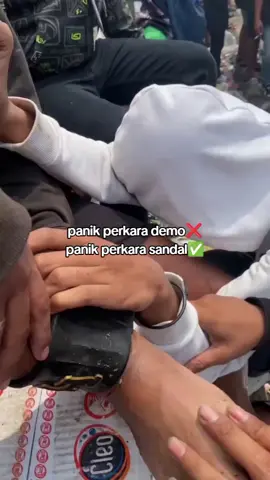 panik perkara demo❌ panik perkara sandal✅ _ 📹 : galihferdianto8 #pati #democore #jawatengah #bupatipati #viral 