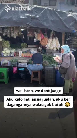 Masih berusaha diusia senja, Semua demi kelangsungan hidup keluarga 😭 Namanya mak Kuraesih, sehari2 jualan opak keliling dari pasar ke pasar, bukan tidak ingin ber istirahat diusia tua, tapi mak tidak ingin hanya berpangku tangan mengandalkan anak perempuan nya yang juga berpenghasilan pas2an. 