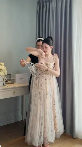 Uu..â..yy cái đầm đính đầy hột soàn