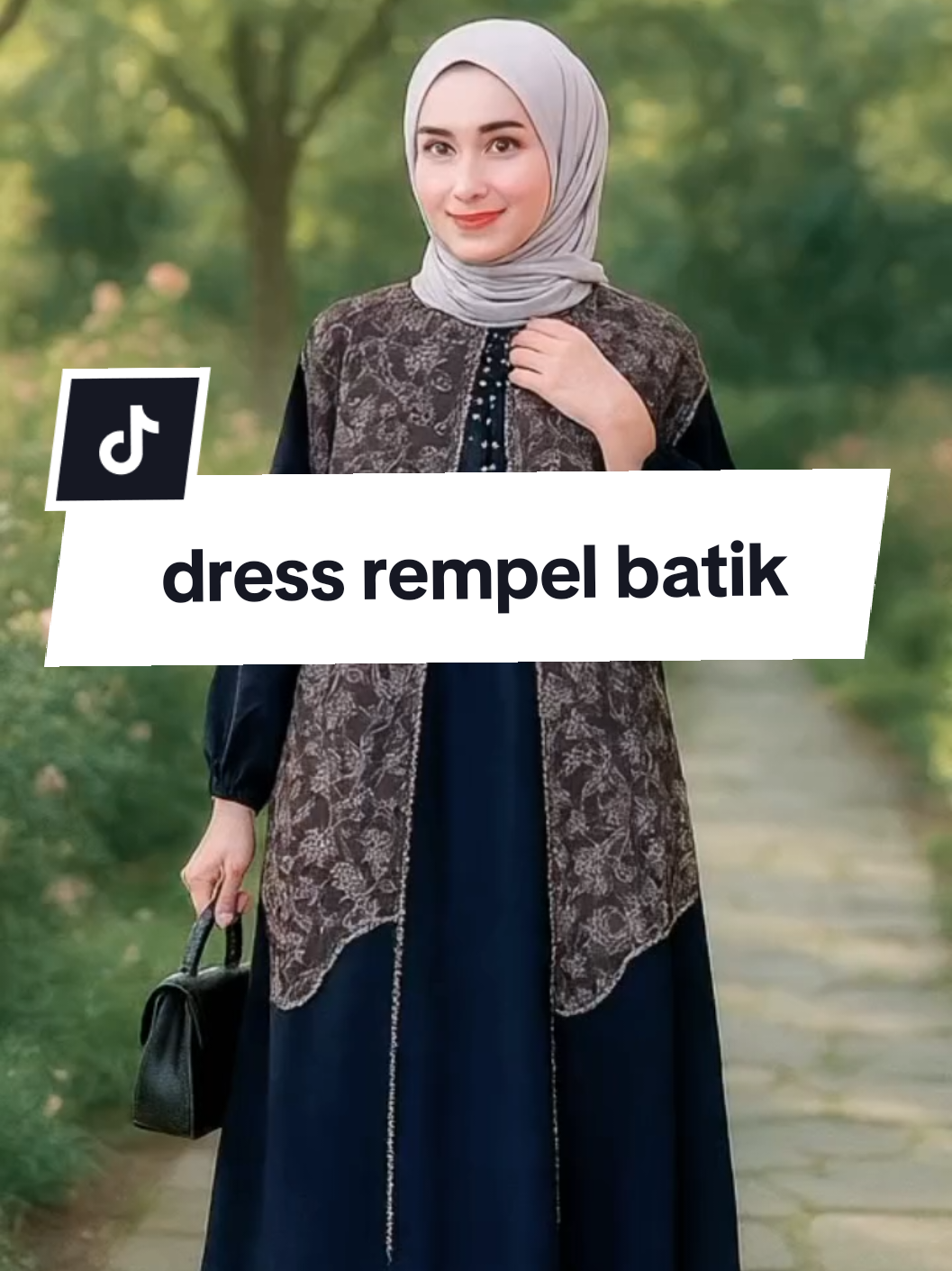 🌸 Tetap anggun & nyaman di rumah maupun acara santai! Dress Rayon Rempel Batik ini adem, tebal, dan busui friendly 💖 #DressBatik #HomdressCantik #BajuRumahNyaman #FashionHijab #DressBusuiFriendly 