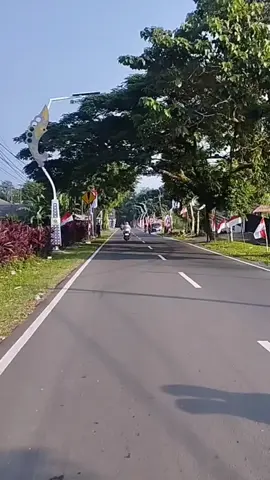 penataan bogor dengan simbol kujang, filosofi kujang kujang, senjata tradisional masyarakat Sunda, memiliki filosofi yang mendalam terkait dengan nilai-nilai kehidupan, alam, dan kepemimpinan. Kujang bukan hanya sekadar senjata, tetapi juga simbol kekuatan, keberanian, dan kebijaksanaan.  Berikut adalah beberapa filosofi yang terkandung dalam kujang: Kesatuan Manusia dengan Alam: Bentuk kujang yang melengkung melambangkan kesatuan antara manusia dan alam semesta.  Keadilan dan Keseimbangan: Lubang-lubang pada bagian gagang kujang melambangkan keadilan dan keseimbangan dalam kehidupan.  Kekuatan Batin dan Keberanian: Kujang dipercaya sebagai simbol kekuatan batin dan keberanian, serta kemampuan untuk melindungi diri dan orang lain.  Nilai-nilai Sosial dan Budaya: Kujang juga mencerminkan nilai-nilai sosial dan budaya masyarakat Sunda, seperti gotong royong, musyawarah, dan kepemimpinan yang bijaksana.  Kekuatan Magis: Beberapa kujang dipercaya memiliki kekuatan magis dan dapat memberikan perlindungan bagi pemiliknya.  Identitas dan Jati Diri: Kujang menjadi identitas dan jati diri masyarakat Sunda, serta menjadi bagian dari sejarah dan warisan budaya mereka.  Ajaran tentang Asal Usul Semesta: Secara keseluruhan, kujang merupakan simbol dari ajaran Sunda tentang asal usul semesta dan bagaimana manusia seharusnya hidup selaras dengan alam dan nilai-nilai kebaikan. #jabaristimewa #dedimulyadi #KDM #sejarahsunda #alamjawabarat 
