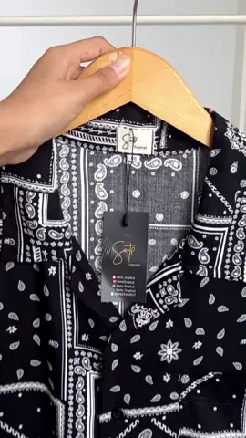 Kami spesialis kemeja unisex daily & hawaiian dengan bahan PREMIUM RAYON. KARAKTERISTIK RAYON: - Halus - Lembut - Ringan (tekstur bahan tidak tebal & tidak tipis) - Loose wear (dipakainya jatuh di badan) - Sangat menyerap keringat. Tersedia size XS - 6XL. 5xl Ld 134cm 6xl Ld 138cm