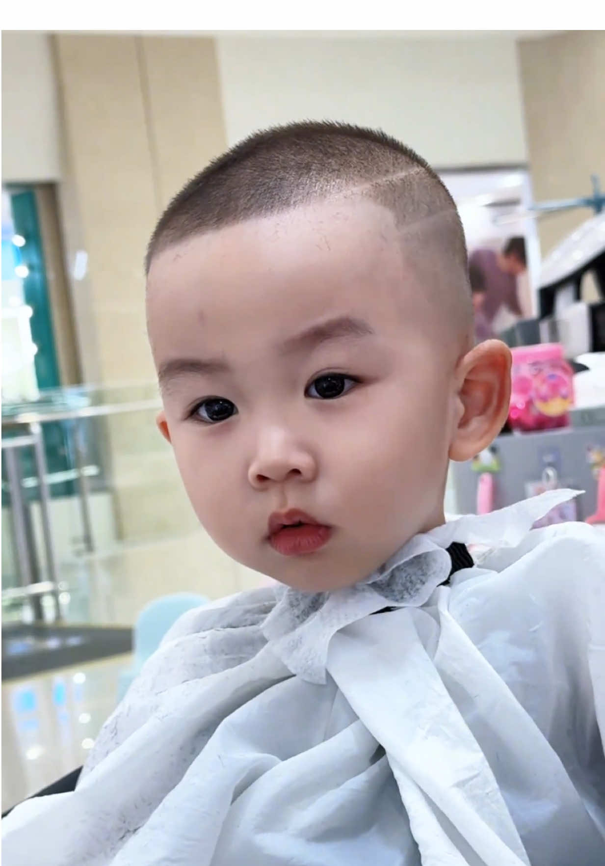 Lại một lần nữa bé trai này làm mình “đổ gục” vì độ đẹp trai 😍✂️ Tóc gọn gàng, khuôn mặt sáng sủa, đúng là cắt tóc xong nhìn khác hẳn! #cattoctreem #tocbetrai #tocnganbetrai #tocdeptrai #tocxinh  