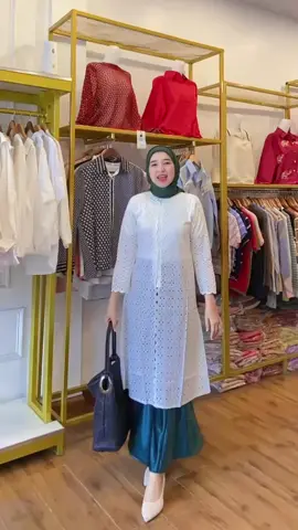 📣 KENALIN NIH, R3 BUTIK! ✨ Tempat belanja fashion kekinian yang nyaman, lengkap & ramah kantong! ✨ 👗 Mulai dari daily outfit, baju kondangan, sampe setelan kerja – semua ADA di sini! ✅ Model terbaru ✅ Harga bersahabat ✅ Ukuran lengkap ✅ Bisa COD / transfer 🛍 Cara Pesan di R3 Butik: 1️⃣ Cek foto produk di feed / story 2️⃣ DM kami untuk tanya ukuran & stok 3️⃣ Kami bantu proses ordernya sampai selesai! 📦 Siap kirim ke seluruh Indonesia! 💬 Yuk, follow @r3.boutique biar nggak ketinggalan: 🌟 Model baru setiap minggu 🎁 Promo & giveaway menarik 📍 Info Live Sale dan diskon spesial Tag teman kamu yang suka OOTD-an, dan ayo belanja hemat & stylish di R3 BUTIK 💕 #r3butik #butikkekinian #butikkisaran #fashionwanita #belanjaonline 