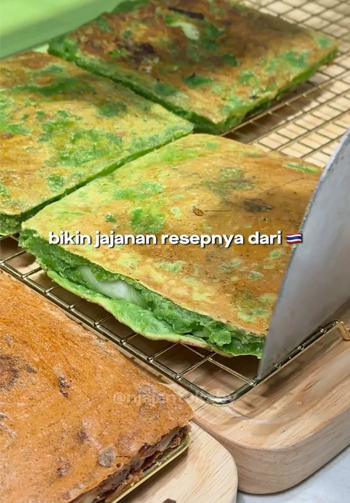 Jajanan pancake kelapa ala Thailand di Surabaya  ✅ Halal Status : Halal  #foodfestontiktok #serunyaditiktok #creatorsearchinsights #njajantok #kulinersurabaya 